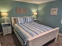 Beach living on a canal, pool, fishing, minutes to Fenwick beaches- shops-dining Fenwick Float-ors附近的飯店