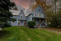 Rustic 150-year-old farmhouse, Jacuzzi included