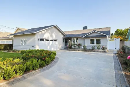 Newly Remodeled Modern House with Pool - Pet-Friendly Отели рядом с достопримечательностью «Valley Presbyterian Church»