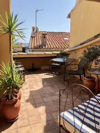 Classic Vieil Antibes House With Roof Terrace Offering Sea Views Отели рядом с достопримечательностью «Пляж де ла Гаруп»