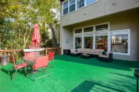 Lakefront Retreat with Pool, Spa, Golf, Fishing,  Boat slip, Kayaks & Marina