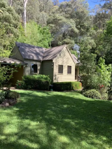Alpine Delux Cottage, 8 acres of magnificent garden on the Ovens River.