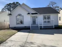 Newly Renovated, Dog Friendly, Fully Fenced Back Yard, Easy Beach Access!
