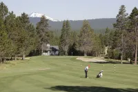 Exceptional Home Near SR Village / Best Rates! / Hot Tub / Sharc / AC / Wi Fi