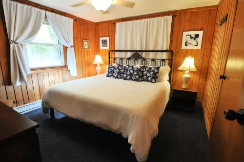 Magical 5Br Cabin, Steps to Lake & Pet-Friendly - 2 Kitchens and Living Rooms!