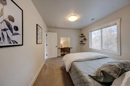 Cozy, upstairs, fully remodeled 1-bedroom apartment. With AC and WiFi Отели в г. Шеридан