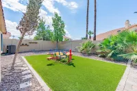 Tranquil Retreat at Ocotillo, 4Bd, 2.5BA, Huge Pool with Heater, and Pool Table. Hotels near Chandler Gilbert Community College - Pecos Campus