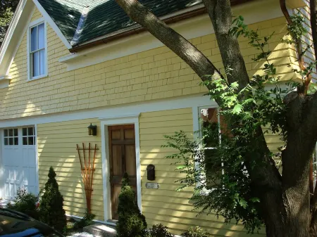 Lovely private Carriage House on Historic Property Отели рядом с достопримечательностью «lululemon»