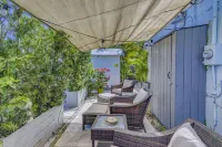 Cute & modern studio apartment in prime location in downtown Lake Worth Beach!