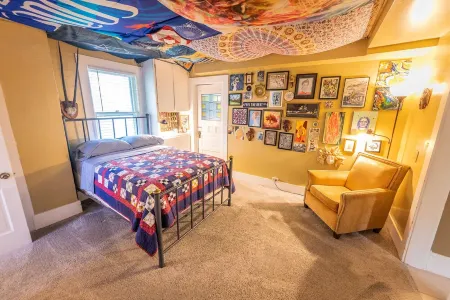 Great Space! 2 Blocks from Downtown Lee's Summit!