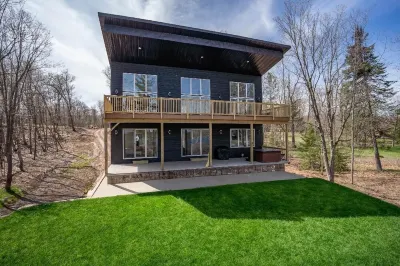 Escape to Chub Lake Retreat: Waterfront Luxury House in Carlton, Minnesota のホテル