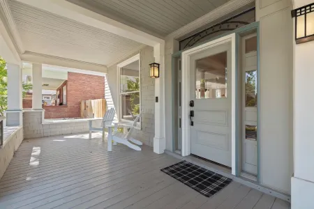 6BR Midtown Escape - Perfect for Groups, Sleeps 12 Отели рядом с достопримечательностью «Университет Невада, Рино»