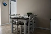 Venice Pool Home- Breezy Inn