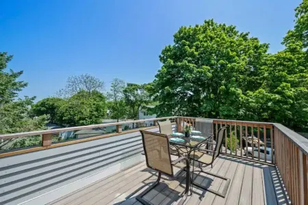 1BR with Private Deck + Ocean Views· Private Parking · King Bed Отели рядом с достопримечательностью «Motif #1»