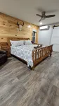 5 min to the lake, Private Hot Tub, Fire Pit, Game Room, Fireplace PetFriendly