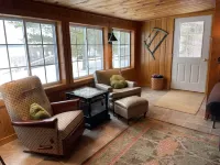 Hubbard Lake Sunset Hideaway, large lakefront property. - 3 tähden