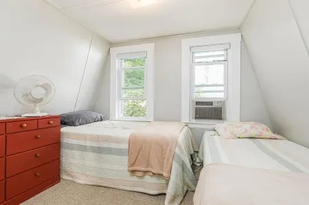 Cozy Cottage Steps from Hampton Beach, Sleeps 6, 2 car parking! Отели в г. Хамптон