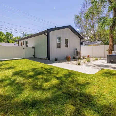 Beautiful NEW 1-bed, 1-bath right in downtown Cody! Sleeps up to 4.