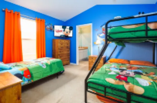 Luxury 5 bed 4 bath SW facing pool with conservation and lake view