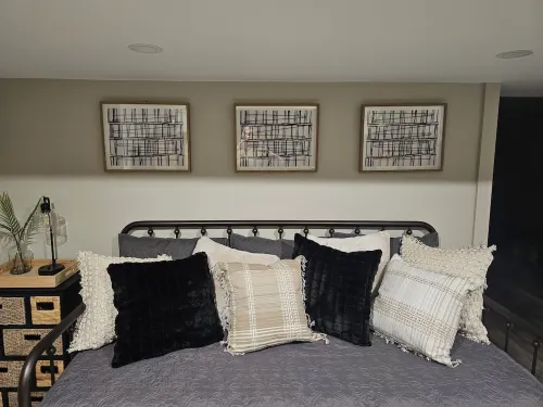 Cozy spacious 1-bedroom apartment sleeps 3, with AC, walk to town. Near skiing.