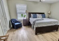 Exceptional Home! Near Lake Barkley, King bed, fenced yard, extra living spaces.