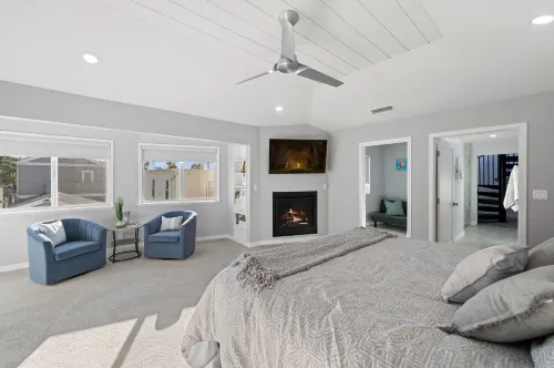 Remodeled beach house, 3-minute walk to sand, Main St. restaurants and shopping