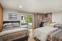 Big Oso Cabin: Views, Private Hot Tub & Backyard Putting Green