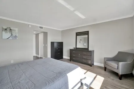 Waterfront condo & boat dock at the Heart of Palm Beach Отели в г. Лантана