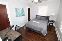 Modern Midtown Home -Dogs OK -Work Desks -Porch Swing -Fully Privacy Fenced Yard