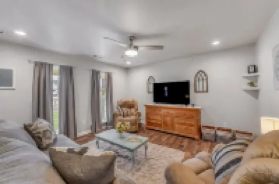 Location! Location!<br>Minutes to all shopping and your favorites restaurant!