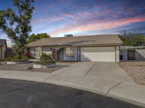 Garden House with 2 Kings, Playroom, and Pool!