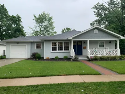 Modern 3-bed farmhouse AC, Wifi Hotels near Rose-Hulman Institute of Technology