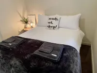 Stay in charming apartment in Grandview Building, Turvey Park. Free Wifi. Hotels near City of Wagga Wagga Botanic Gardens