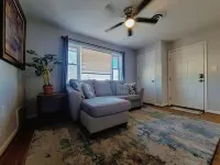 Cozy 2-bedroom apartment with WiFi, AC, walk to UK Campus/Hospital, near St. Joe