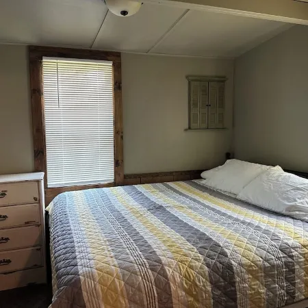 Quaint Family, Couples Cottage ON The Lake! Stunning View, Near Marinas, Trails