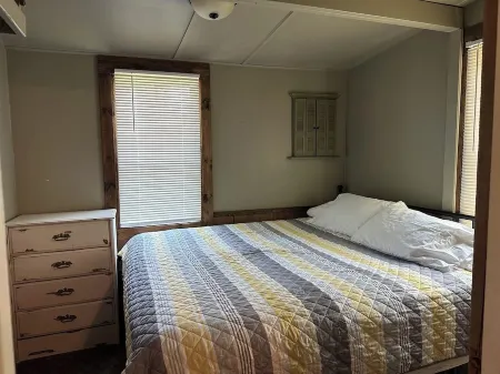 Quaint Family, Couples Cottage ON The Lake! Stunning View, Near Marinas, Trails