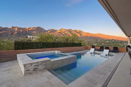 5 Bedroom HILLTOP Modern Breathtaking 360 degree VIEWS Heated Pool Spa Sleeps 16 Отели в г. Каталина Футхилс