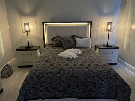 Love my place- 10 Mins Away To NYC - Pristine Apartment