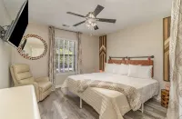 Spacious Pawleys Getaway, 3Br/3BA, Private End Unit, Lake & Pool Views, Peaceful