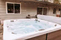 Lakeside Retreat With Hot Tub, Amazing Views, And An Animal Sanctuary! Hotels in Sagle