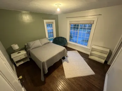 Spacious 6BD/2BA Colonial Style House - DT Geneva