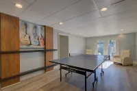 Beautiful hilltop retreat, secluded yet convenient to Asheville, Weaverville. Hotels in Madison County