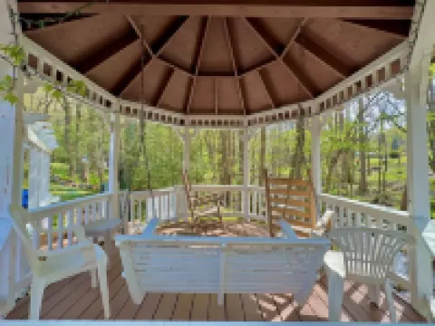 'Got Rocks' 1 acre on Watauga River, Gazebo, Flat yard, Close to Golf Courses