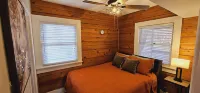 Romantic Summer Couples Escape: Private Hot Tub + Fast 500Mbps WiFi
