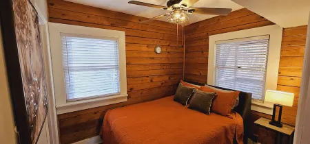 Cabin: Foliage, Hot Tub, Wi-Fi, Fireplace