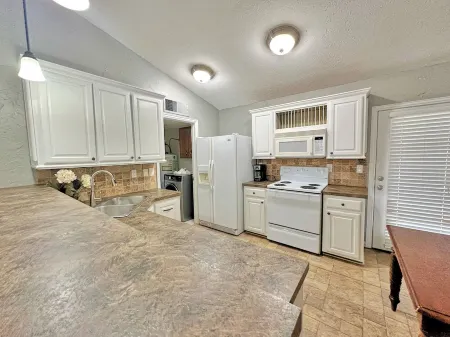 Charming 2-bedroom house with AC, WiFi in wonderful The Colony Отели в г. Колони