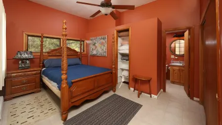 Mountain Cabin with long range views, privacy, and more.