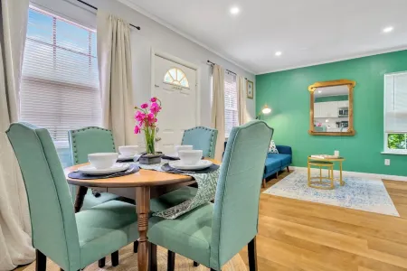 Colorful & Comfy Retreat: Close to Tampa ~ Parking Отели рядом с достопримечательностью «DayDreams Day Spa»