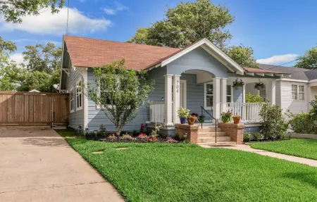 Close to Downtown Brenham Отели в г. Бренхем