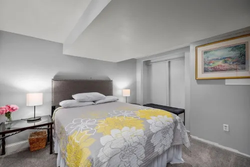 Cozy Renovated Bungalow Perfect for Families Hotel di Spanish Lake Township